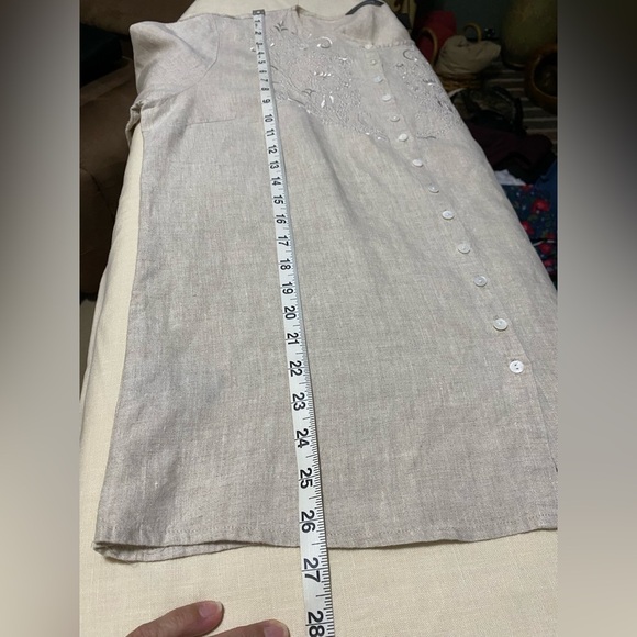 Liz Claiborne Linen, Tan, Embroidered Button Front Tunic Top, Size 14. - Picture 9 of 10